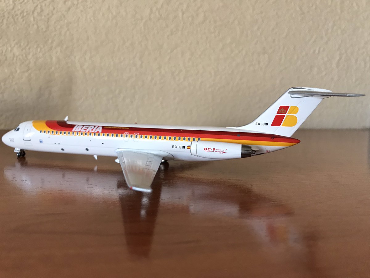 FranciscoMaeso's tweet photo. Última incorporación a mi colección de maquetas de metal escala 1:200. Avión DC-9-30 de @Iberia con matrícula EC-BIG y bautizado como “Villa de Madrid” 😍✈️. La flota sigue creciendo.
#scale1200 #inflight #diecastmodel #dc9 #iberia
@pedrospotter https://t.co/OZwpOyIgZI