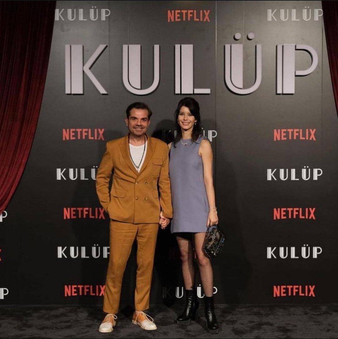 #BerenSaat | ⭐
بيرين سات و زوجها المغنى كينان دوغلو من افتتاح مسلسل الملهى لنتفلكس ليلة أمس و قد حضرو بستايل مستوحى من أجواء المسلسل.