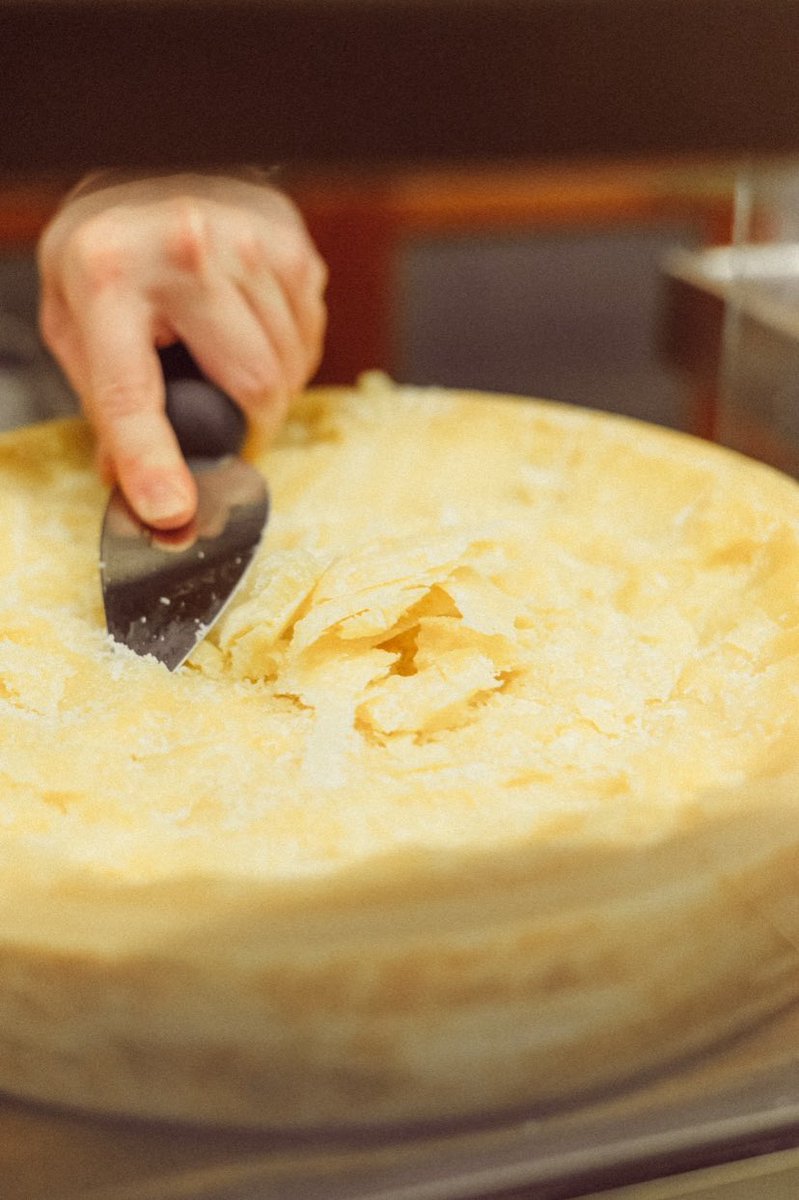 AnyoraBodega's tweet photo. Si ves esto en la barra de Anyora, tranquilidad: es el galmesano. El queso estilo Parma pero 100% gallego que se puede pedir para aperitivo o como postre con miel. Te lo servimos cuando digas. https://t.co/AotEduDFBg