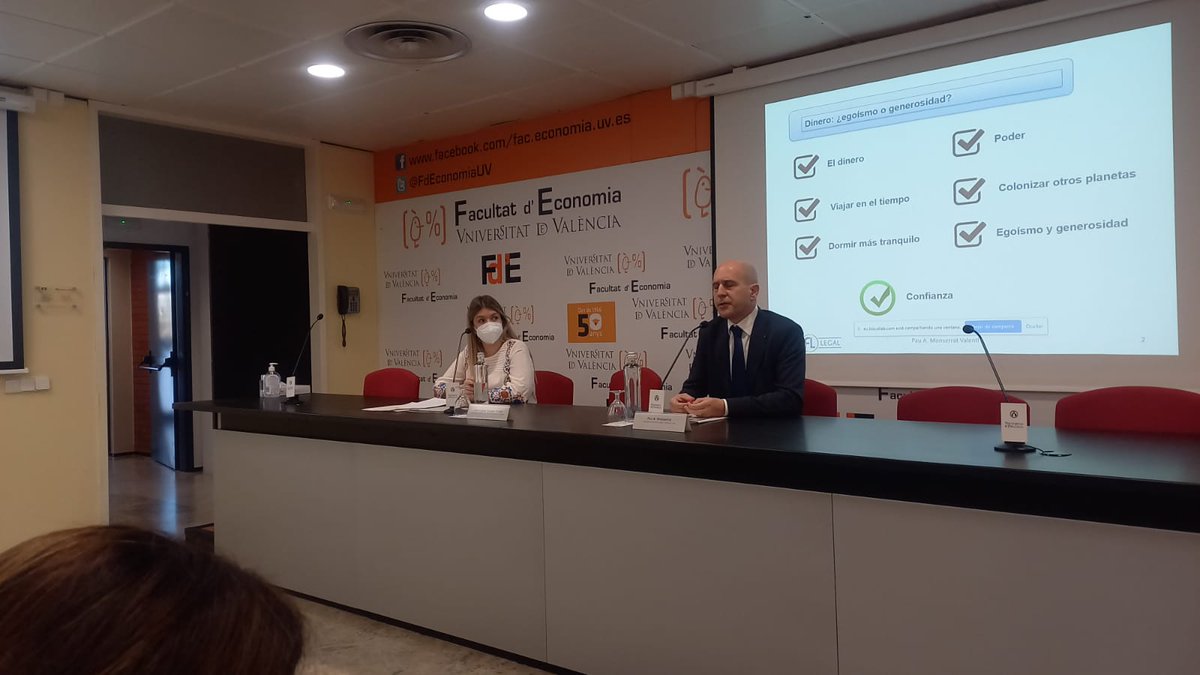 A la jornada de responsabilitat social en banca de la @catedraEBC_UV amb <a href="/paumonserrat/">Pau Monserrat 🎗</a> i <a href="/AnaEjarqueCat/">Ana Ejarque</a>