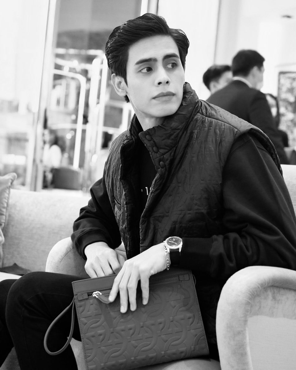 ChahubMarut's tweet photo. 🤍🛸🖤 ตามประสาพ่อลูก 🤦🏻‍♂️

@ferragamo 
#ferragamothailand 
#ferragamoaw21 
#ChahubBest 
#ChahubMarut https://t.co/wN4i7juPaB