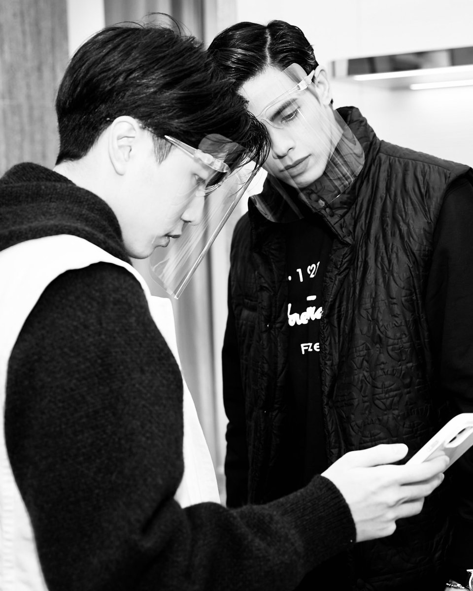 ChahubMarut's tweet photo. 🤍🛸🖤 ตามประสาพ่อลูก 🤦🏻‍♂️

@ferragamo 
#ferragamothailand 
#ferragamoaw21 
#ChahubBest 
#ChahubMarut https://t.co/wN4i7juPaB