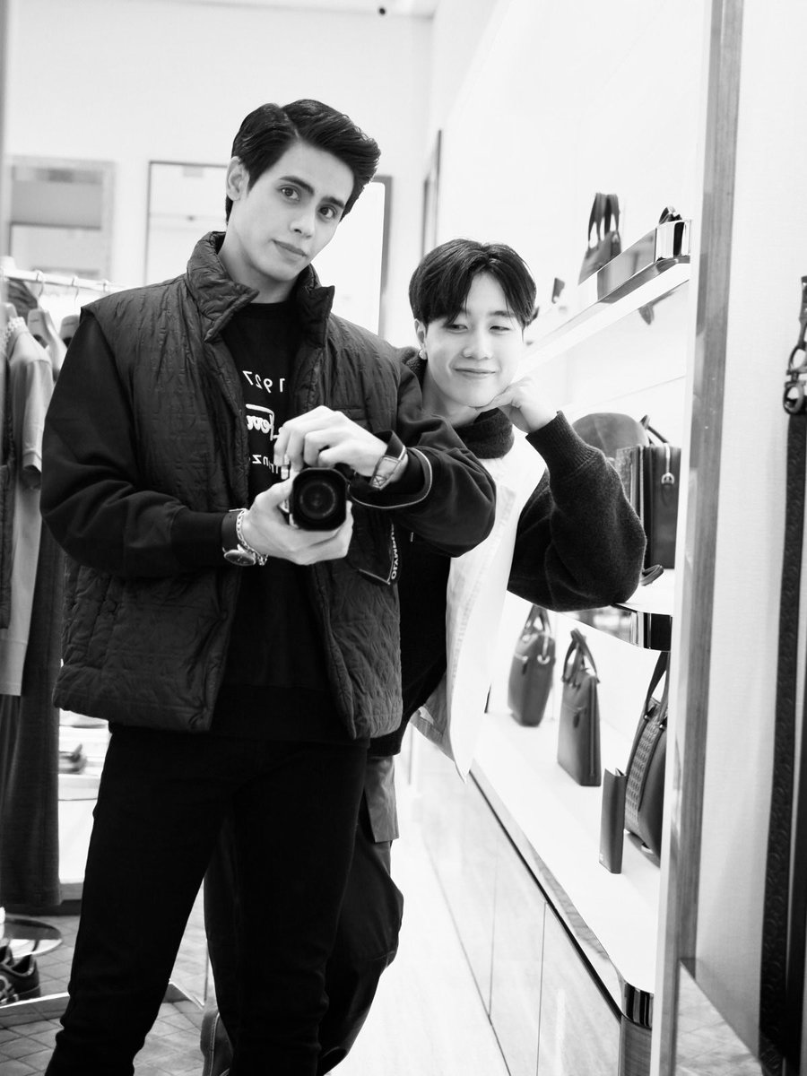 ChahubMarut's tweet photo. 🤍🛸🖤 ตามประสาพ่อลูก 🤦🏻‍♂️

@ferragamo 
#ferragamothailand 
#ferragamoaw21 
#ChahubBest 
#ChahubMarut https://t.co/wN4i7juPaB