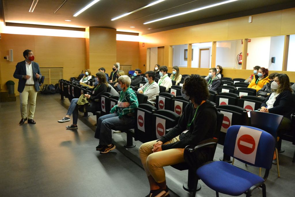 <a href="/DiegoMarana/">Diego Maraña</a> CEO de <a href="/MundiNova/">MundiNova</a> y Delegado dela <a href="/unav/">Universidad de Navarra</a> ha impartido una sesión sobre competencias profesionales bajo el título “Respuesta actual a las claves del futuro laboral” 💡 ha destacado que las competencias no se estudian, es imprescindible la actitud de querer “aprender”.