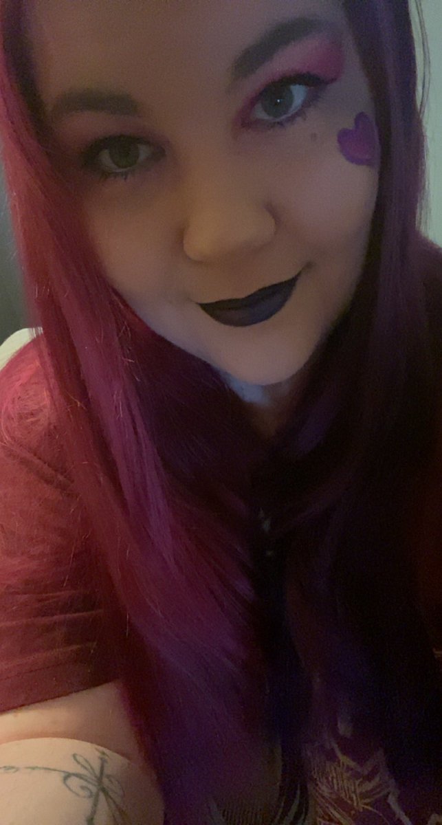 Marniestarz's tweet photo. Selfie spam 👀 Causr I did my hair for my community challenge goal last month,  did my make up to match, for a stream hair reveal! But the photos show the hair better 😅 and kinda felt cute for about 2.5 seconds ☺️until I looked in the mirror 😖 #selfesteemissues ✌🏻 https://t.co/779ORwvAsi