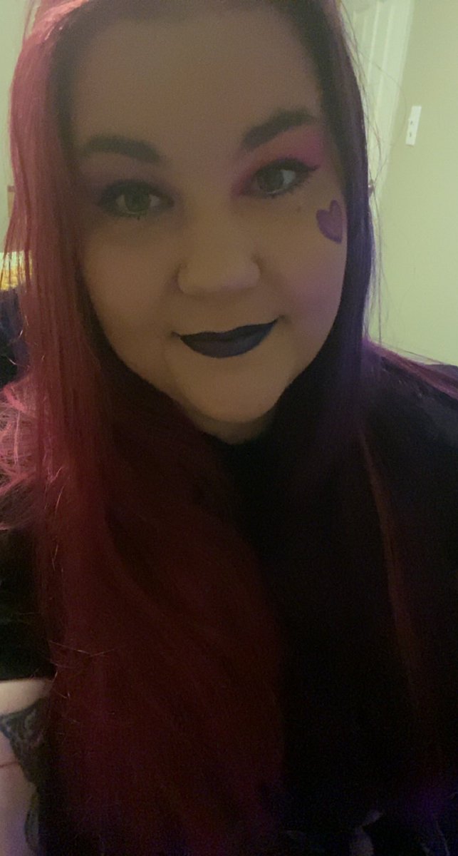 Marniestarz's tweet photo. Selfie spam 👀 Causr I did my hair for my community challenge goal last month,  did my make up to match, for a stream hair reveal! But the photos show the hair better 😅 and kinda felt cute for about 2.5 seconds ☺️until I looked in the mirror 😖 #selfesteemissues ✌🏻 https://t.co/779ORwvAsi