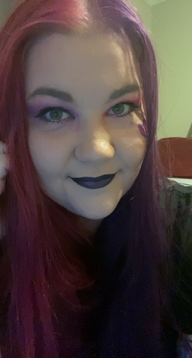 Marniestarz's tweet photo. Selfie spam 👀 Causr I did my hair for my community challenge goal last month,  did my make up to match, for a stream hair reveal! But the photos show the hair better 😅 and kinda felt cute for about 2.5 seconds ☺️until I looked in the mirror 😖 #selfesteemissues ✌🏻 https://t.co/779ORwvAsi