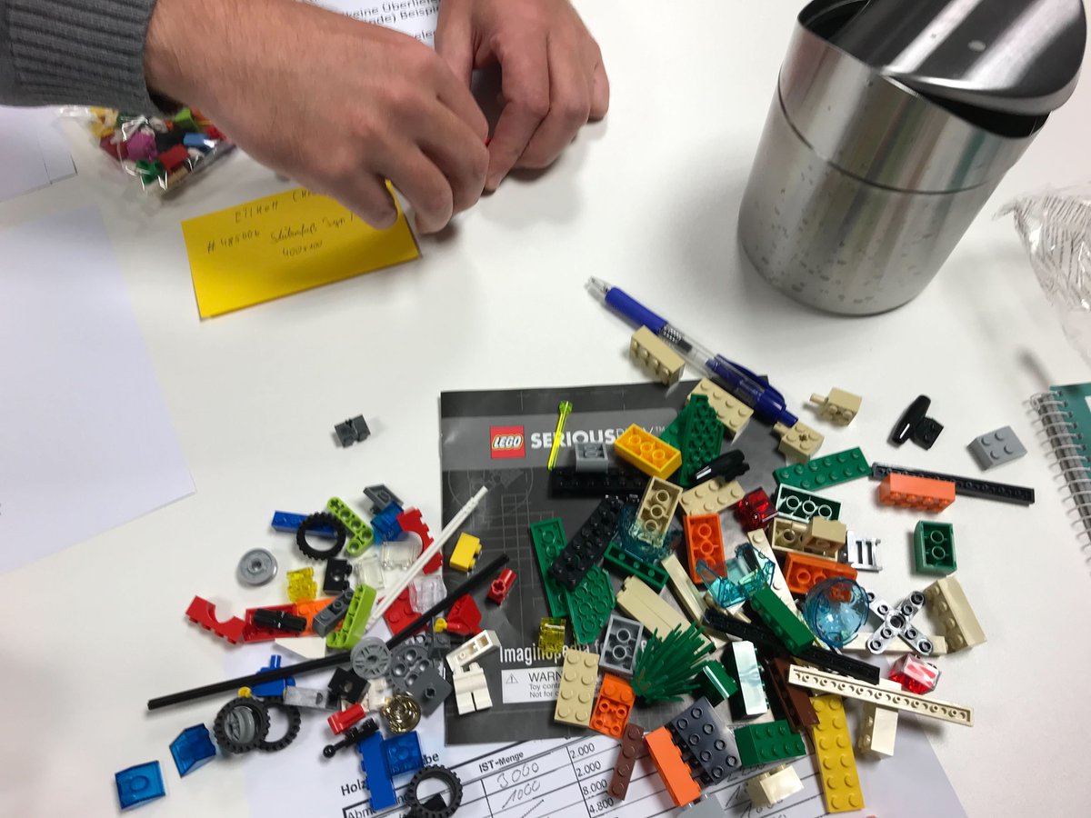 Fünfter Tag #DesignThinking. Heute #Prototyping. Für eine Idee nutzen wir #LegoSeriousPlay und es fühlt sich gut an etwas einfaches erklärbares zu haben. #Innovation #Lego