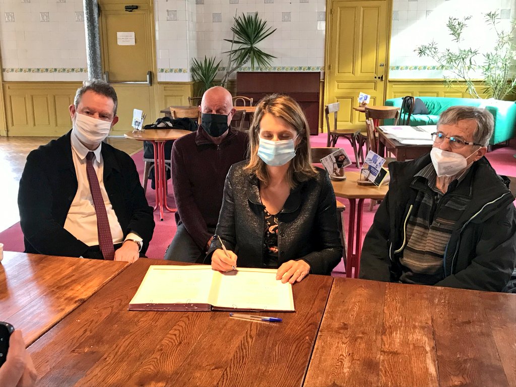 acbesancon's tweet photo. Signature d'une convention entre l'@acbesancon @RA_BFC, la #DRAC_BFC et la Fraternelle de Saint-Claude pour encourager le développement d'actions artistiques et culturelles auprès des élèves des premier et second degrés du Haut-Jura. 💯% #EAC @DraeaacBFC https://t.co/FXoMCiIEUB