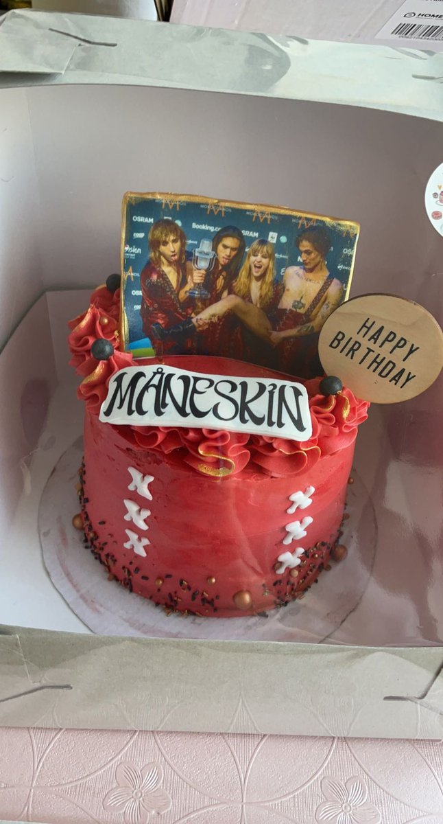 sunflowermegz's tweet photo. partying in style for my birthday !🍾 @thisismaneskin @ethantweetskin @vicdeangelisss @ThommyRaggi @daviddamiano99 #18 #cheersto18 https://t.co/KKG9oxpyUa