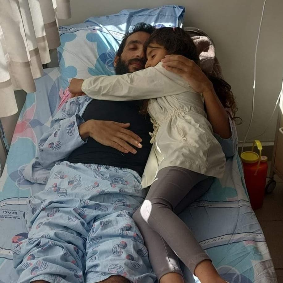 EyeonPalestine's tweet photo. 🇵🇸#Palestine | Jawan,the daughter of the Palestinian prisoner Kayed Fasfous, hugs her father after she managed to visit him in the Israeli hospital. Al-Fasfous has been on hunger strike for 114 days in protest of his administrative detention without charge or trial. #FreeThemAll https://t.co/kGl5E15w3X