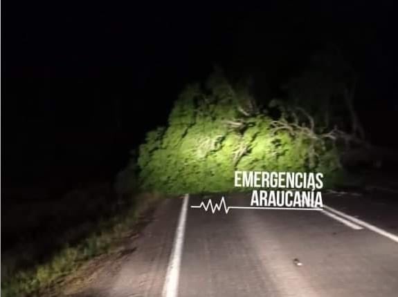 UnidasPorPaz's tweet photo. 05/11/21🚨🚧LAUTARO
Siguen los cortes ruta en camino Curacautín, Calle del Medio, y calle Brasil,

🔥🏥También informan a "Alerta Lautaro"  que querían quemar la posta de Chumil https://t.co/7Q97F1PorH