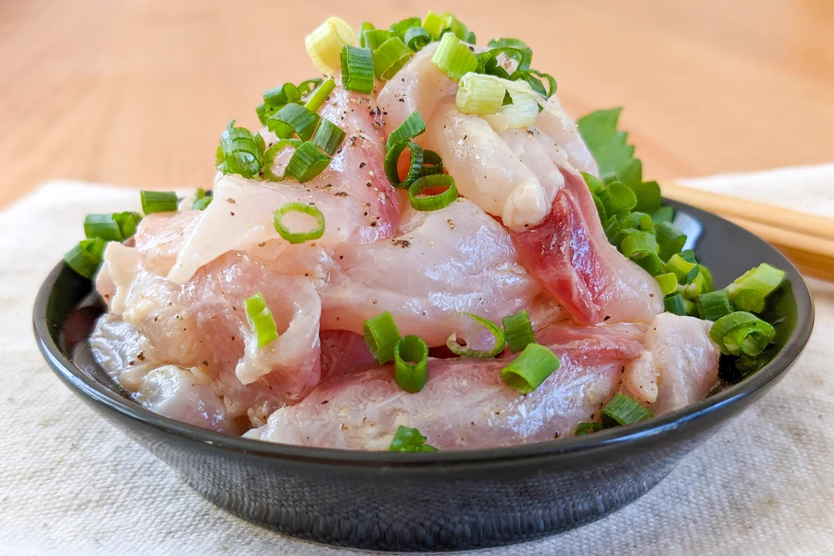 2分ほどで作れちゃう絶品おつまみ？！鯛のお刺身を使った和風マリネレシピ！