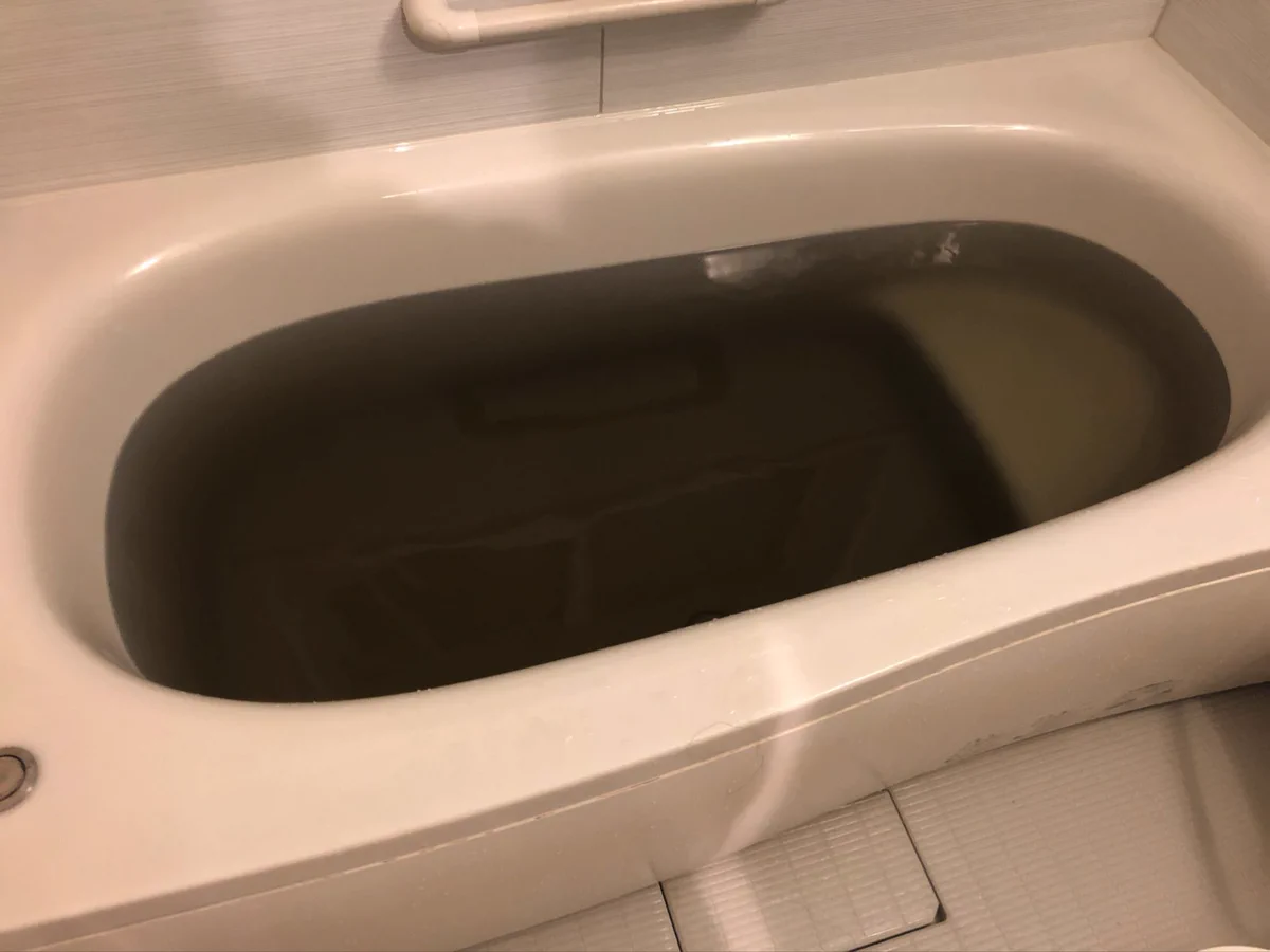お風呂のお湯が闇色に！？レインボーの入浴剤を全て入れた浴槽が不気味！