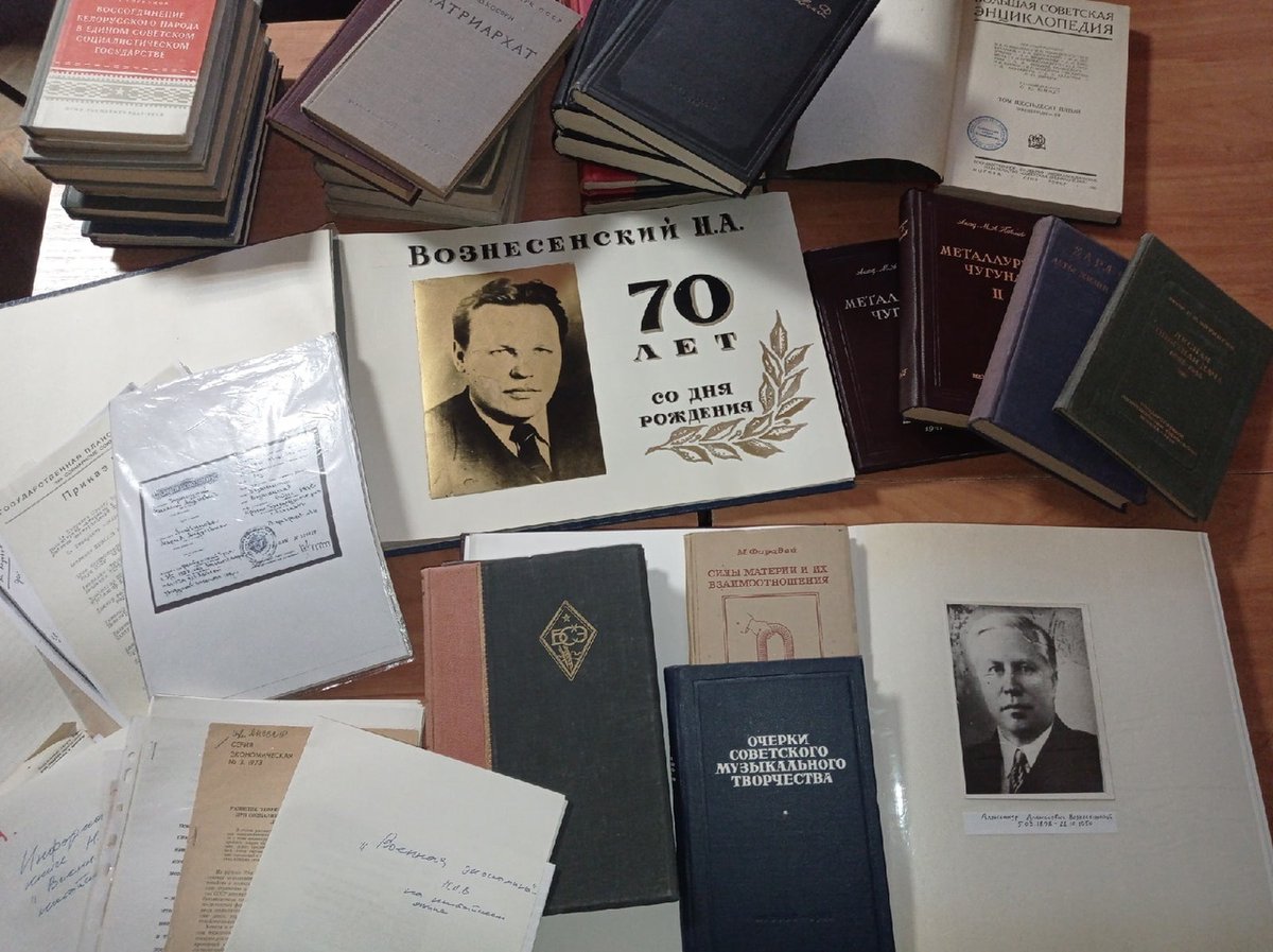 #чернь  #культура71 #Тульскаяобласть   В Чернском музее побывали потомки Николая Алексеевича и Александра Алексеевича Вознесенских. В фонды музея была передана коллекция книг из личной библиотеки академика, председателя Госплана СССР Н.А. Вознесенского.