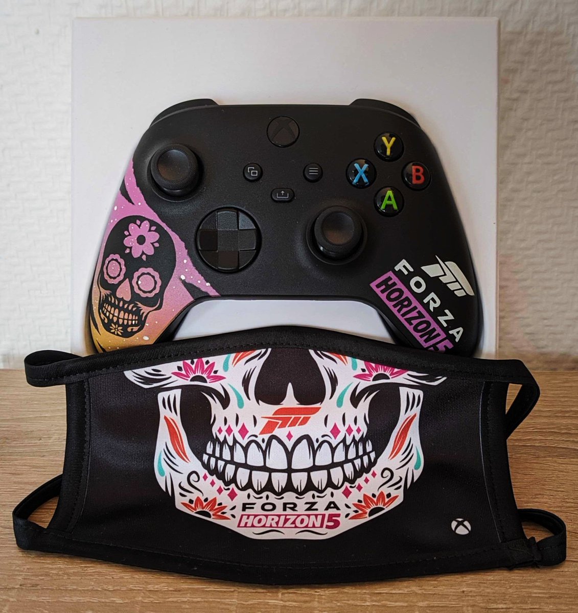 XboxSquadFr's tweet photo. Hier, @XboxFR célébrait le lancement de #ForzaHorizon5 :

🎮 Manettes et console custom signées @Oskunk
🇲🇽 Ambiance Mexicaine
🦙 Vraie fausse piñata 

✨ Merci pour cette belle soirée.

PS : on a peut-être un cadeau pour l'un et l'une d'entre vous 👀👀 https://t.co/bzAVK4feP5