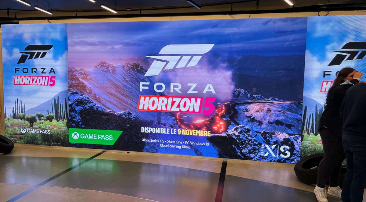 XboxSquadFr's tweet photo. Hier, @XboxFR célébrait le lancement de #ForzaHorizon5 :

🎮 Manettes et console custom signées @Oskunk
🇲🇽 Ambiance Mexicaine
🦙 Vraie fausse piñata 

✨ Merci pour cette belle soirée.

PS : on a peut-être un cadeau pour l'un et l'une d'entre vous 👀👀 https://t.co/bzAVK4feP5