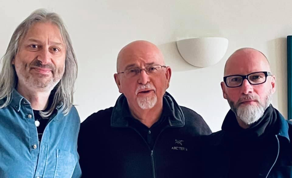 genesis_news's tweet photo. PETER GABRIEL earlier this week with Greg Spawton (Kingmaker Publishing / Big Big Train) and David Longdon (Big Big Train). Peter takes a closer look at MARIO GIAMMETTI's book "Genesis 1967-1975: The Peter Gabriel Years". OUR REVIEW: https://t.co/ceIOefdQWM 
Photos: Sarah Ewing. https://t.co/LMVVnpx7Vw