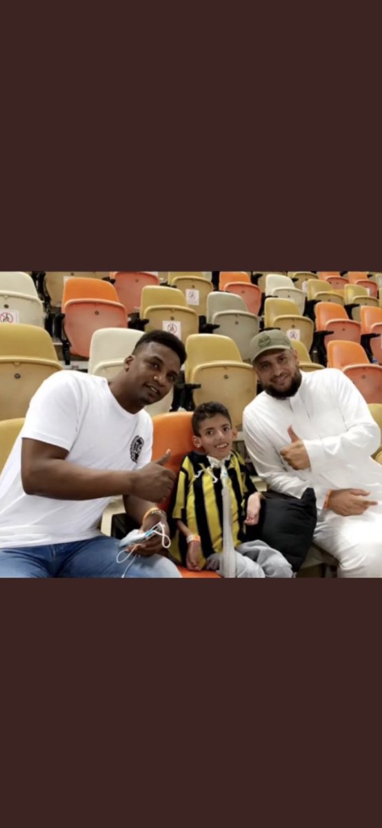 khamisz16's tweet photo. تشرفت والكابتن العزيز محمد نور بصورة مع الاتحادي العاشق ( عبدالرحمن ) ،،، عندما رأى محمد نور دخلت عليه سعادة بالغة وابتسامة عريضة ،،، الله يحفظه ويجعله ذخر لوالديه ،،، 💐💐💐 https://t.co/vG7uZfqPgj