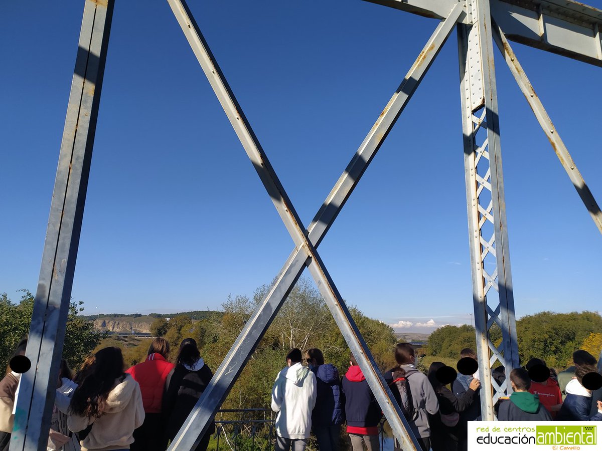 CENTROCAMPILLO's tweet photo. 🦋🦆🐸🦉🐦🐢 Alumnas y alumnos del @colegio_claret  de Madrid están visitando la #lagunaCampillo para conocer la #geología del paisaje en la actividad #interpretando. 🦋🦆🐸🦉🐦🐢 https://t.co/E6JledoEgC