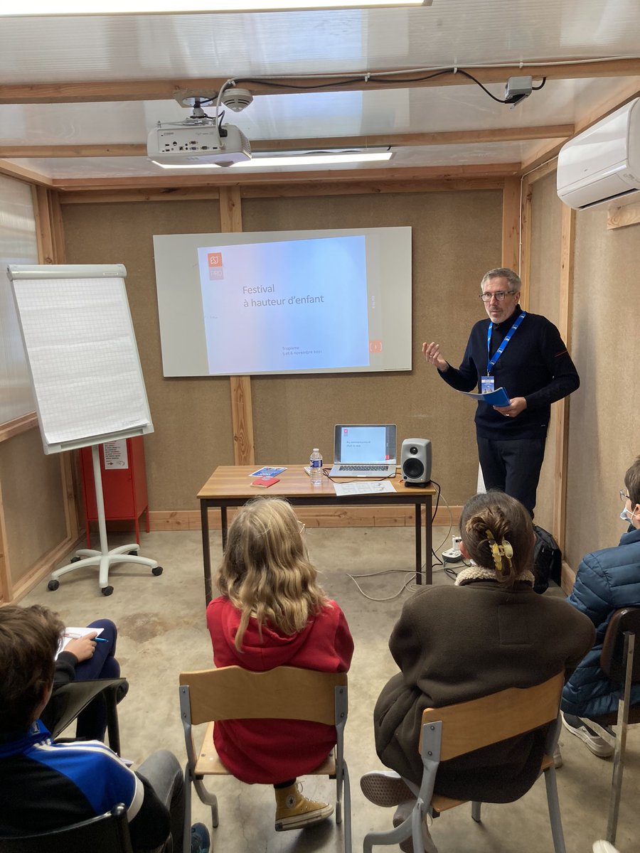 En direct du Festival À Hauteur d’enfants organisé par @bleuherault à la Halle <a href="/tropismeMtp/">Tropisme</a>. <a href="/benoitcalifano/">Benoit Califano</a> revient sur les atouts de la radio : imaginaire, proximité. L’#EducMediasInfo au cœur de ce bel événement. Les plus jeunes aussi se passionnent pour ce média !