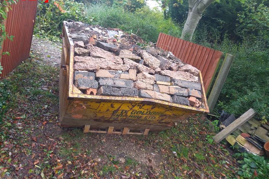 GoldingSkipHire's tweet photo. Ever played Tetris - the builders version???......#skiphire #wastemanagement #recycling #waste #rubbish #recycle #junkremoval #skip #renovation #tradewaste #generalwaste #demoliton #derbyshire #staffordshire #burton #levelfill #safety #fridaymorning https://t.co/fLCCvCJNqD