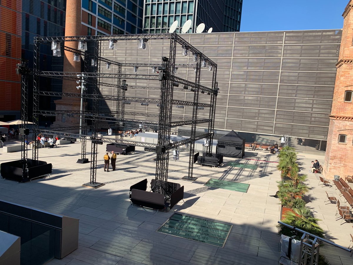 Expectació al campus Poblenou  <a href="/UPFBarcelona/">UPF Barcelona</a>, avui s'inicia el #Llumbcn