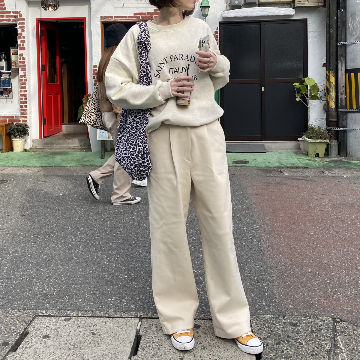 _092official's tweet photo. 柄のバッグの撮影してたらたまたま後ろに写ってしまった人のバッグと色違いみたいになっちゃった https://t.co/EnmCY68OSG