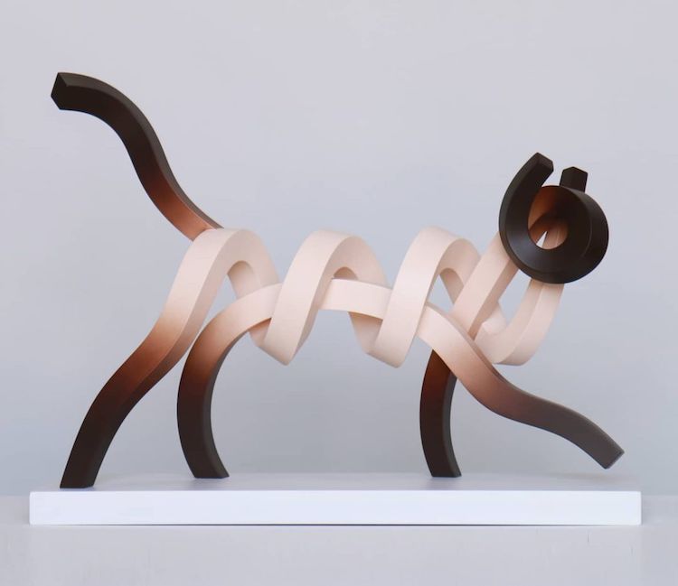 aggregatte's tweet photo. #ViernesdeArte
El artista Lee Sangsoo  dobla, retuerce y enrolla tiras de metal pintadas con spray para capturar la esencia de diferentes tipos de animales en esculturas minimalistas y abstractas. Con solo un par de piezas de metal, crea gatos siameses, flamencos,  guacamayos... https://t.co/YAKcHTp2au