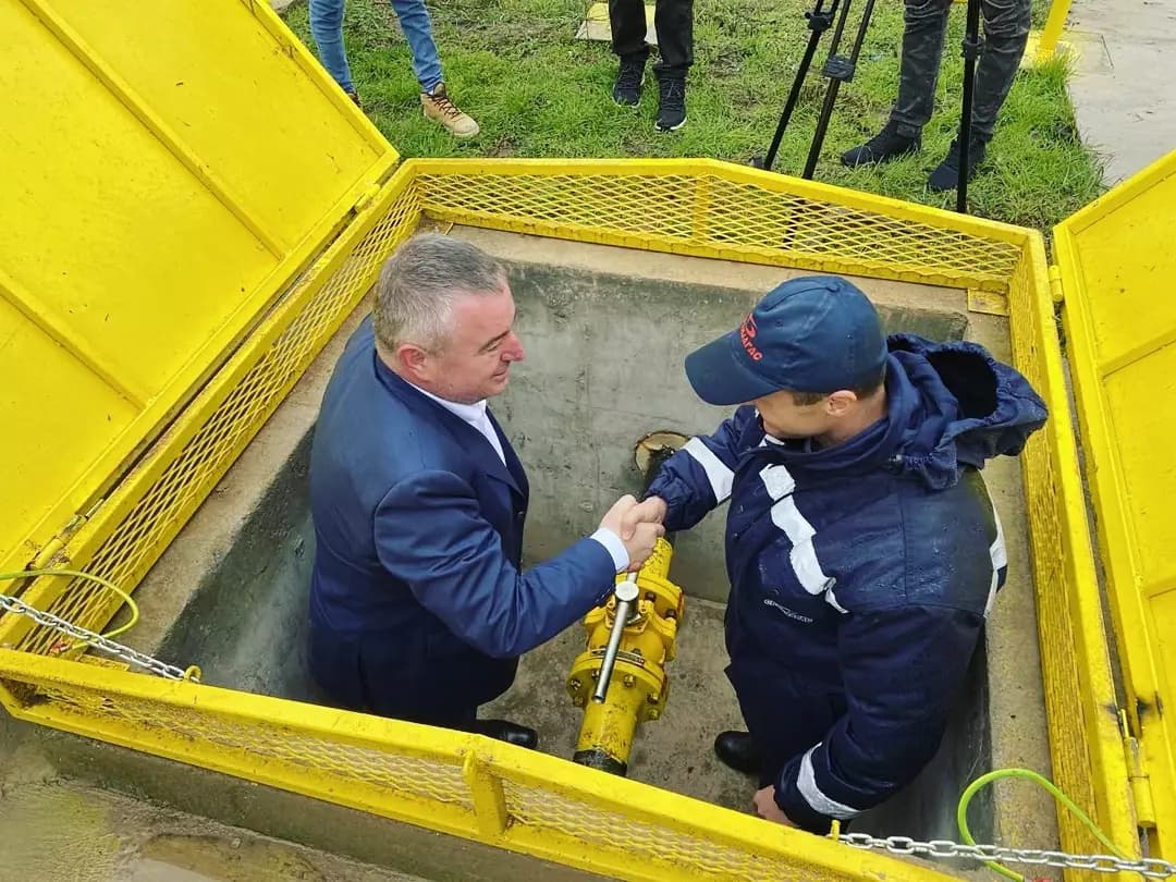 POdborSPS's tweet photo. Srbija se ubrzano gasifikuje 🚧

Danas je pušten gas u naseljenim mestima Opštine Irig. Time je cela Opština Irig završila gasifikaciju ✔️

Nastavljamo dalje ➡️

Do pobede ❗️

#dušanbajatović #dusanbajatovic #sps #srbijagas #irig #gas https://t.co/QNVA9ZlUNR