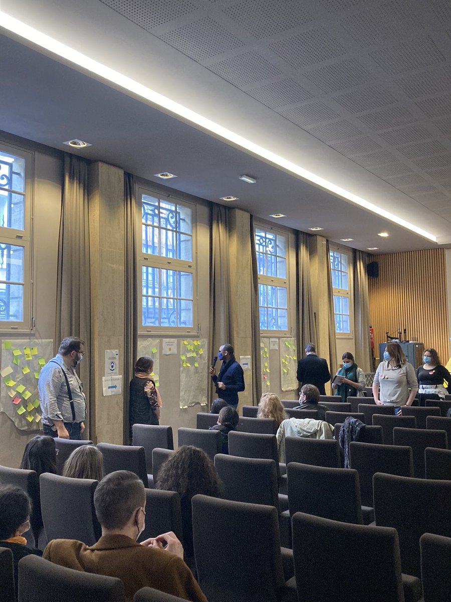 À #MuseomixRouen c’est l’heure du bingo ! 6 thématiques ont inspiré les museomixeurs qui ont positionné des Post-it sur les panneaux, les facilitateurs présentent les idées qui émergent : ne reste plus qu’à réunir les compétences pour constituer les équipes