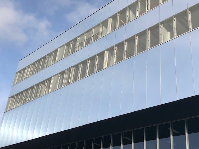 coilaloxide's tweet photo. The project Centrale Supélec in Gif-sur-Yvette, France, has been cladded with our X-Wall Brite Natural 15 microns product in 2016. Metal substrate coming from AMAG Austria Metall
Pictures have been taken on October 26th 2021.

#anodizing #architectureanddesign https://t.co/b7PQ1ihexQ