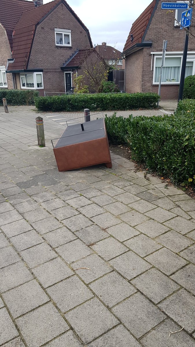 MikeHuisken's tweet photo. @Gem_Enschede ineens stond er een bank aan de kruising minkmaatstraat hoevinkstraat. Waarschijnlijk gedumpt. Wat kunnen we hier aan doen? https://t.co/X15zBeFMyO