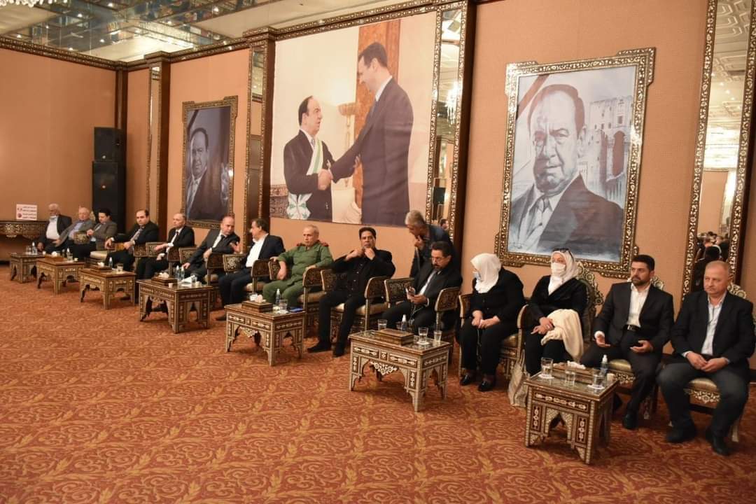 M_Alneser's tweet photo. The #Assad domination explodes by hanging a XXXXL photo and replacing the standard Assad portrait. It was not enough to hang a normal one under it so they brought a huge one.
#SyriaNotSafe #SyriaHighlights #Syria https://t.co/kXXAehTty9