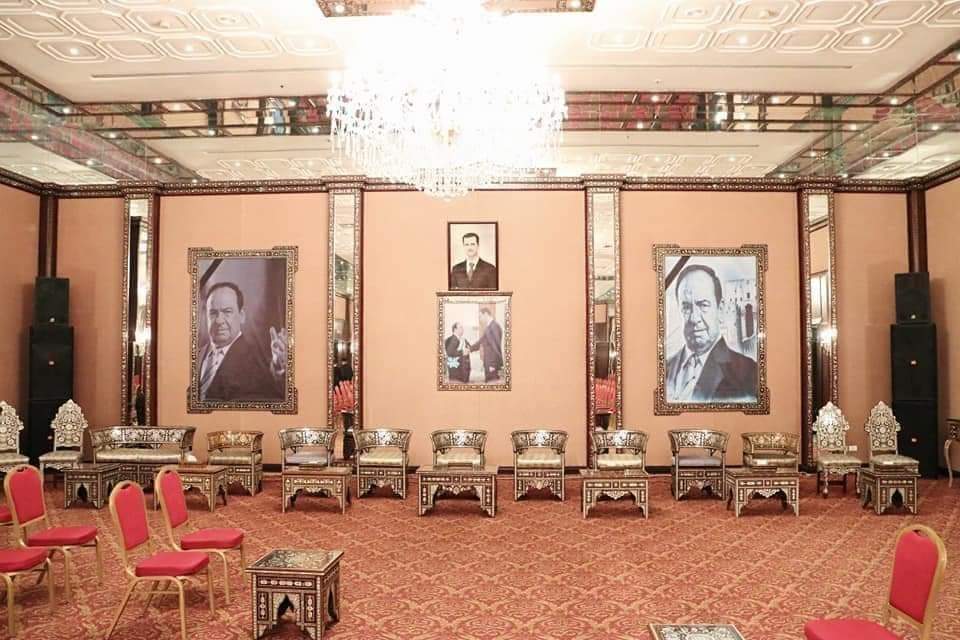 M_Alneser's tweet photo. The #Assad domination explodes by hanging a XXXXL photo and replacing the standard Assad portrait. It was not enough to hang a normal one under it so they brought a huge one.
#SyriaNotSafe #SyriaHighlights #Syria https://t.co/kXXAehTty9