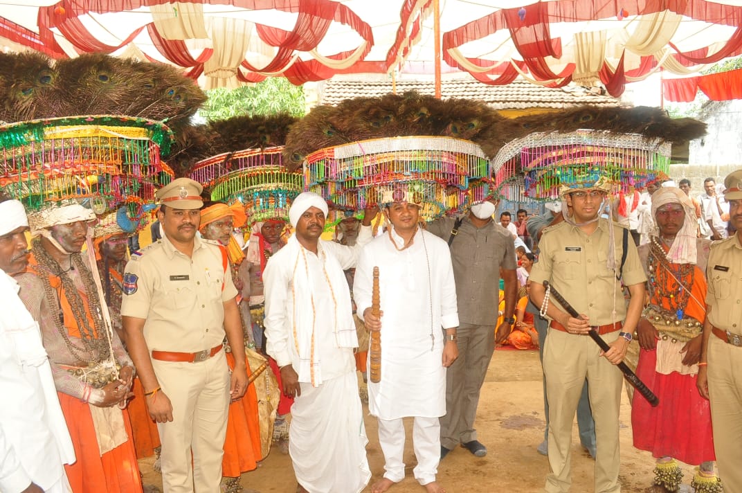 adilabad_sp's tweet photo. కేస్లపుర్ గ్రామంలో ఏఎస్పీ హర్షవర్ధన్, సీఐ సైదారావు మరియు ఎసై నాగనాథ్ తో కలిసి "దండారి" ఉత్సవాల్లో పాల్గొన జిల్లా ఎస్పి రాజేష్ చంద్ర @TelanganaDGP @TelanganaCOPs @ASP_UTNOOR https://t.co/NMnfBQUzJJ