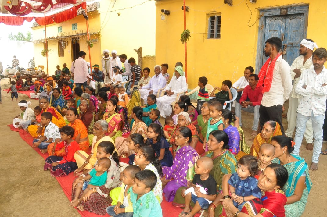 adilabad_sp's tweet photo. కేస్లపుర్ గ్రామంలో ఏఎస్పీ హర్షవర్ధన్, సీఐ సైదారావు మరియు ఎసై నాగనాథ్ తో కలిసి "దండారి" ఉత్సవాల్లో పాల్గొన జిల్లా ఎస్పి రాజేష్ చంద్ర @TelanganaDGP @TelanganaCOPs @ASP_UTNOOR https://t.co/NMnfBQUzJJ