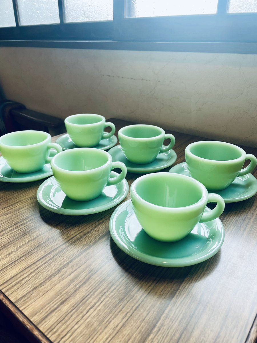 lockstock222's tweet photo. 大人気ファイヤーキング・ジェダイエクストラヘビーカップ&ソーサーが入荷してまーす♪
こちらは本来業務用に作られていたから頑丈で普段使いにもってこいなカップとなってます
アンティーク食器で見栄えもかわいいので飾ってるだけでも絵になるカップです☺︎
#2COcafe #ファイヤーキング https://t.co/tD6BcdRFhD