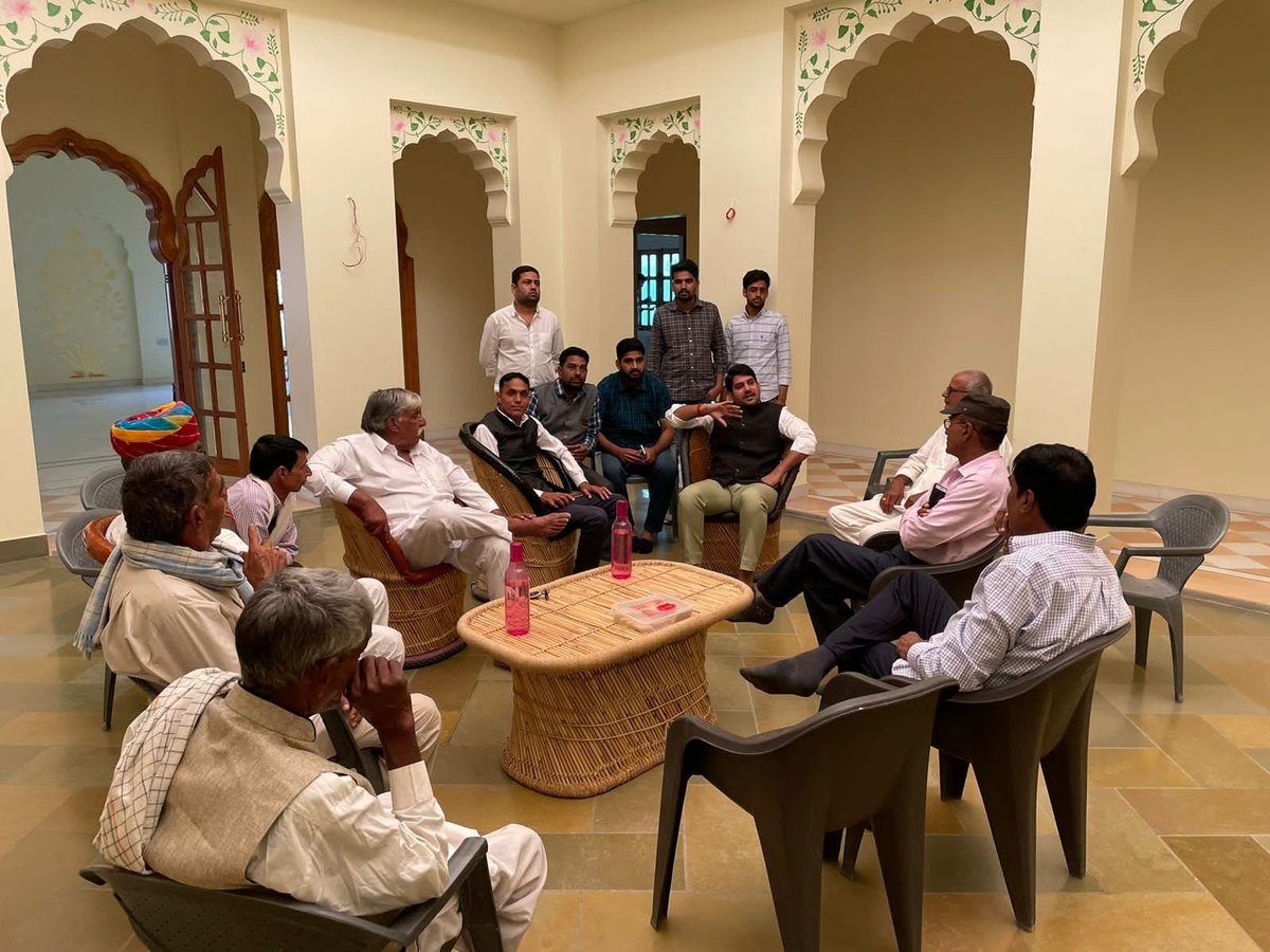#लाडनूँ 
आज अपने आवास पर आयोजित "दिवाली स्नेह मिलन" समारोह में गांव ढाणी से पहुंचे बड़े बुजुर्गों व युवा साथियों से मिल कर बधाई दी।