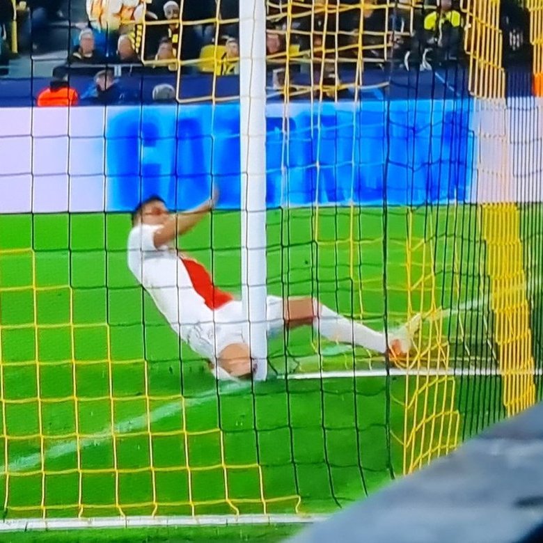 ManuHeredia21's tweet photo. JAJAJAJAJAJA

Menudo crack es Tadic. Tras darse un golpe doloroso en sus partes al marcar contra el Borussia Dortmund, así apareció de vuelta a Ámsterdam🤣🤣🤣🤣🤣 https://t.co/15gBYZ72pZ