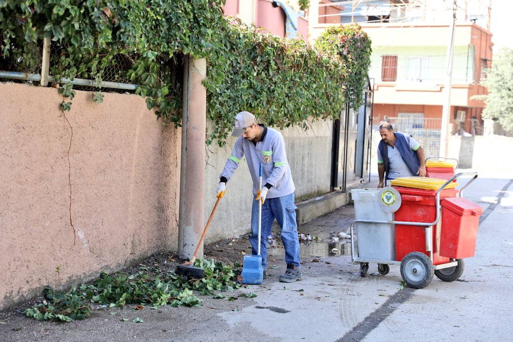 yuregirbld's tweet photo. Her şey daha güzel, 
daha temiz bir Yüreğir için... 🌿

Temizlik, Park Bahçeler ve Fen İşleri ekiplerimiz, rutin çalışmalarına ek olarak mahalle mahalle genel temizlik uygulamasına devam ediyor.

📍Cumhuriyet https://t.co/xcrsjChCH5