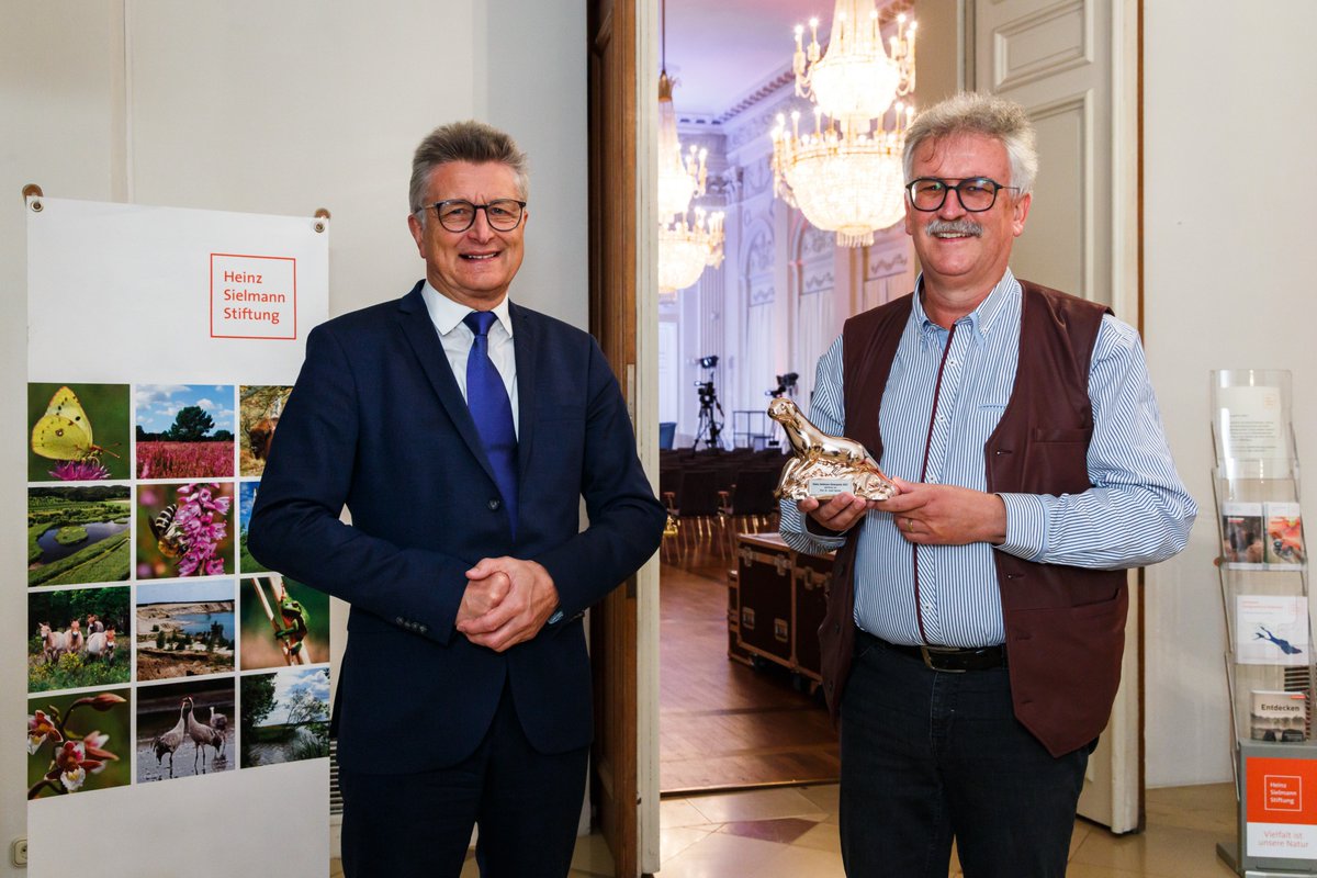 PR4YOU's tweet photo. Am 4.11. verlieh die Heinz Sielmann Stiftung den Naturschutzpreis 2021. Diesjähriger Preisträger ist der Wissenschaftler und Mitglied des Weltbiodiversitätsrats Prof. Dr. Josef Settele. Er wurde für sein Engagement zum Erhalt der biologischen Vielfalt geehrt. https://t.co/4j3wzfmNIv
