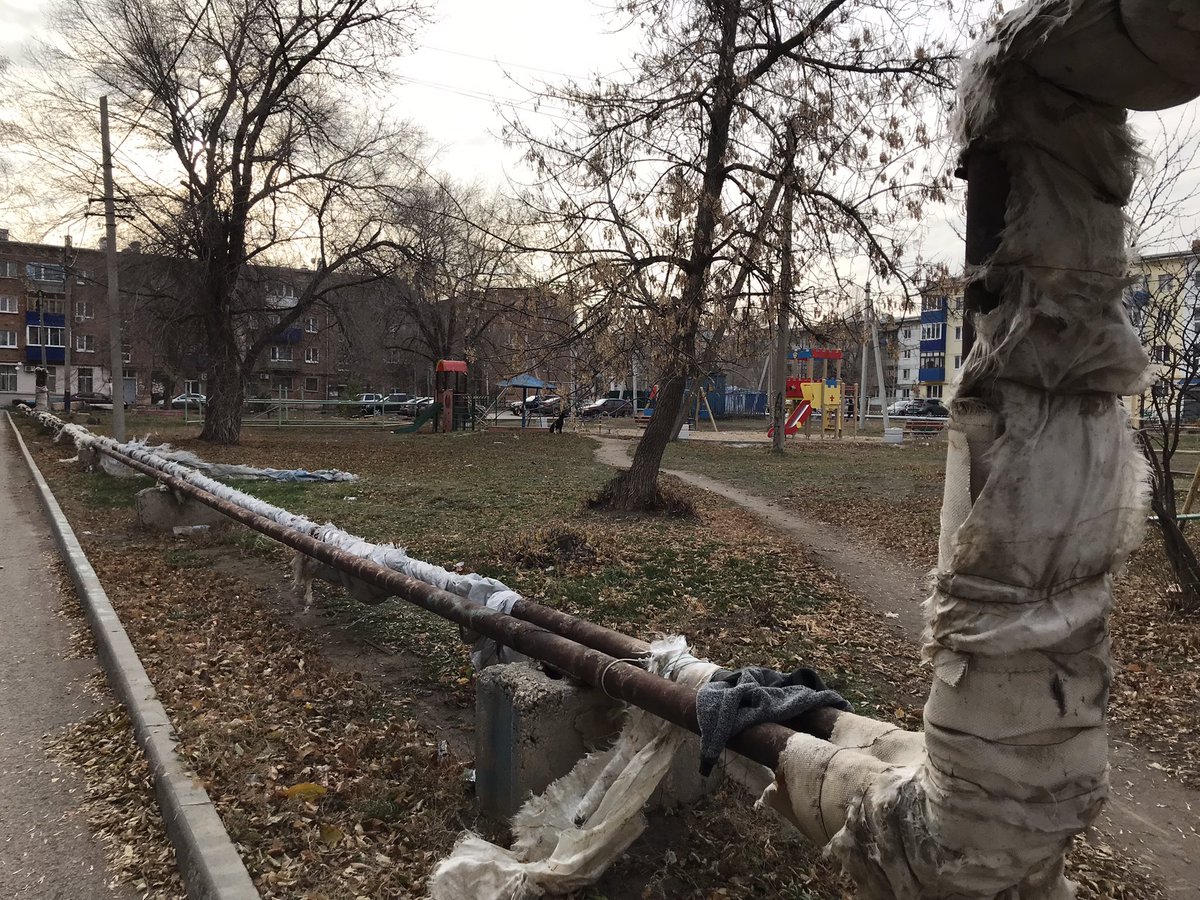 evgenius13's tweet photo. @D_Azaroff @SamMobilePriem Нефтегорск, Молодежная, 8. В 4й подряд отопительный сезон с голыми трубами. Отопление у людей никакое. Ещё на фоне прекрасный заброшенный дом. https://t.co/K2lge5opHs