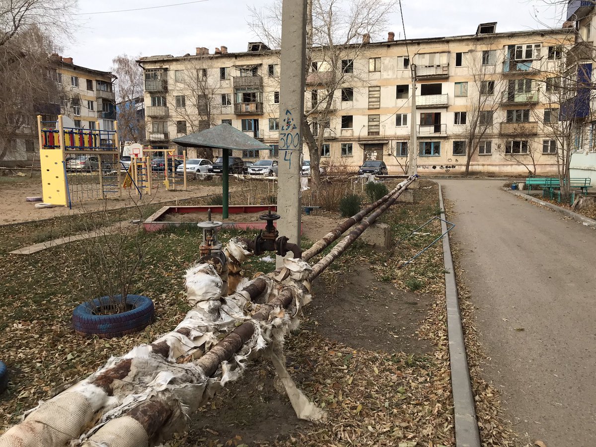 evgenius13's tweet photo. @D_Azaroff @SamMobilePriem Нефтегорск, Молодежная, 8. В 4й подряд отопительный сезон с голыми трубами. Отопление у людей никакое. Ещё на фоне прекрасный заброшенный дом. https://t.co/K2lge5opHs