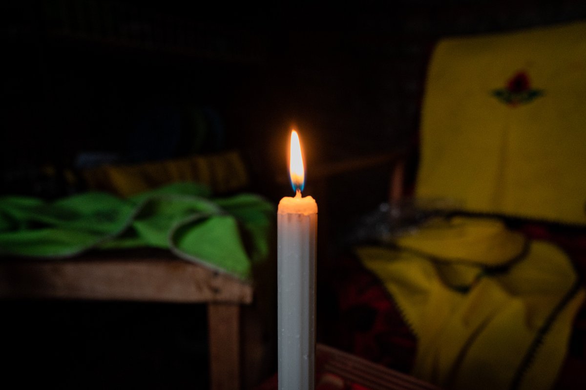 SolarAid's tweet image. "In recent interviews we made with customers living in rural Zambia,  almost a third said they either knew someone, or had themselves, experienced an accident in their home due to the use of candles, fires or kerosene lamps." 

Let's #EndTheDarkness 👉🏾 ow.ly/pf2m50GGQGe