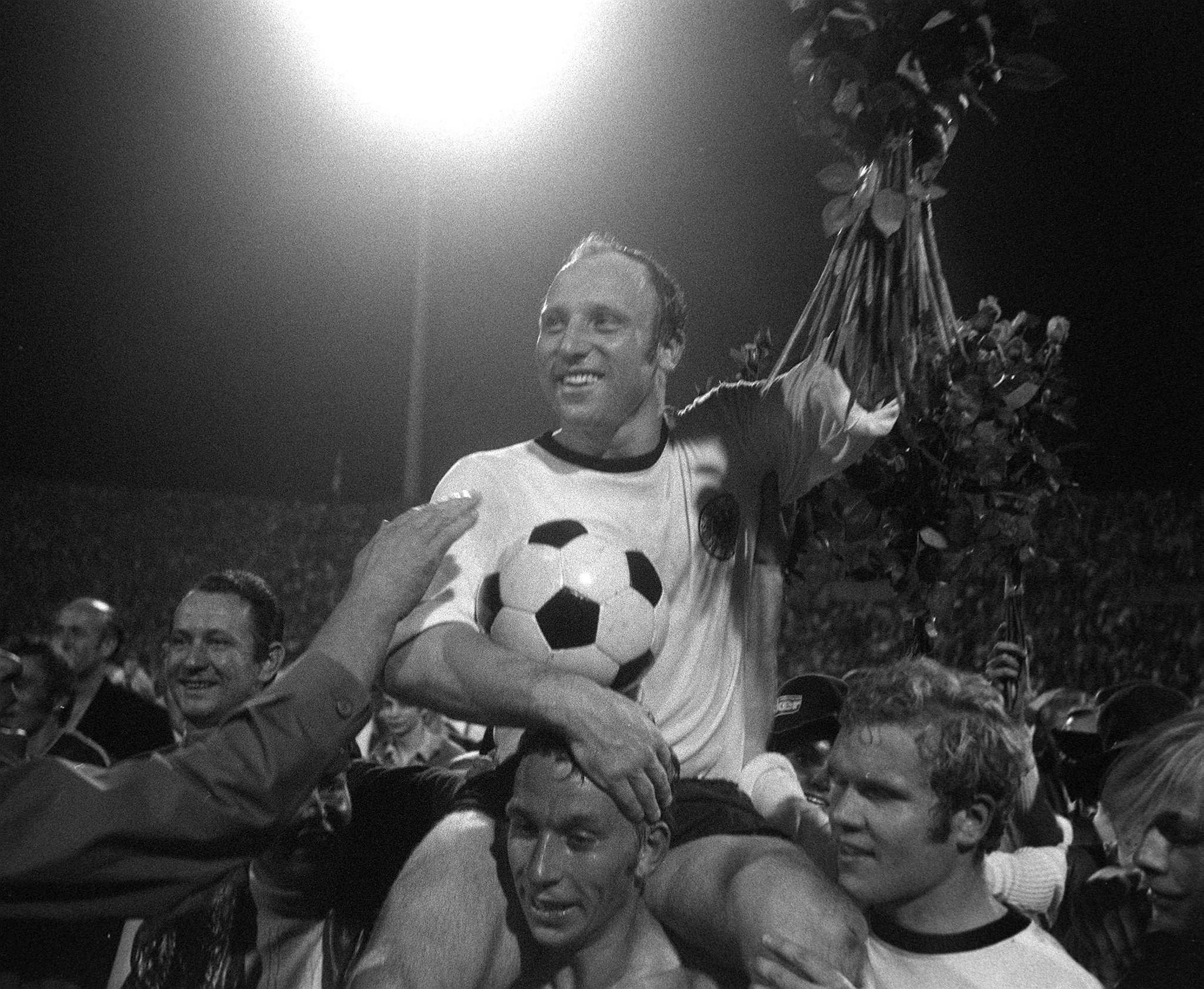 8  5 - Happy Birthday, Uwe Seeler!     