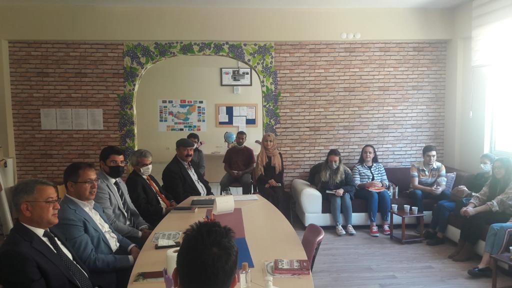 Finike Kaymakamı Zafer Sağ, AHENK Projemiz kapsamında Yuvalı Şehit İsmail Çalkan İmam Hatip Ortaokulu'nda  öğretmen ve öğrencilerle bir araya gelerek kitap okuma etkinliğine katıldı.

#Antalya
#Finike
#AHENK