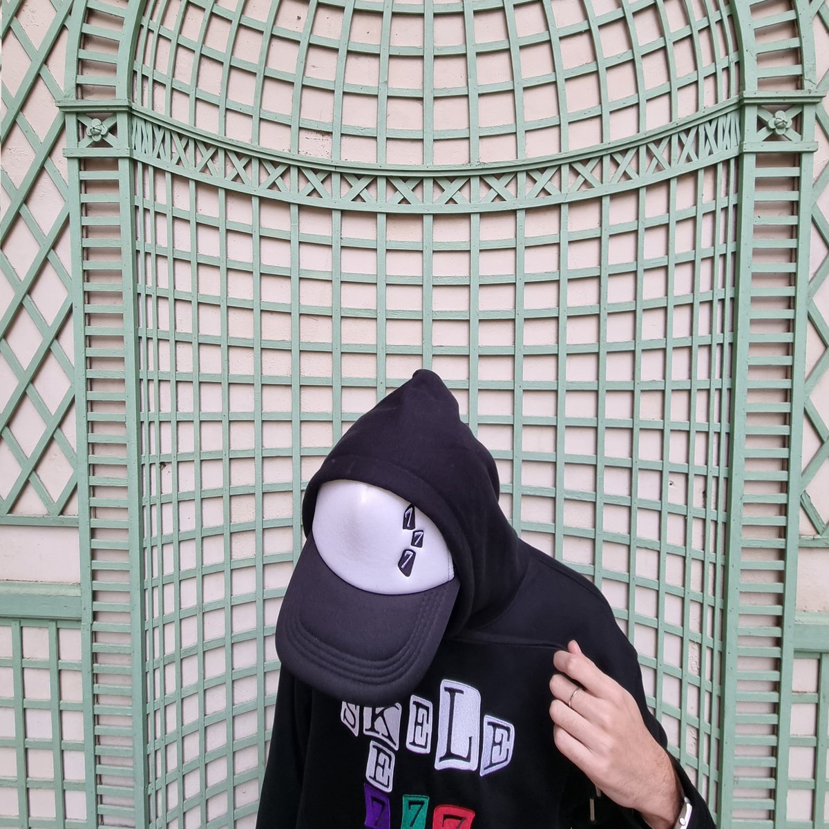 777Skele's tweet photo. crossword hoodie, 777 trucker hats, skele necklace 
&amp; leur édition digitale en NFTs pour chaque acheteur.🗣

Ce soir, 20h, uniquement sur https://t.co/Y93ELewhmX📲 https://t.co/sxD7if1UOy