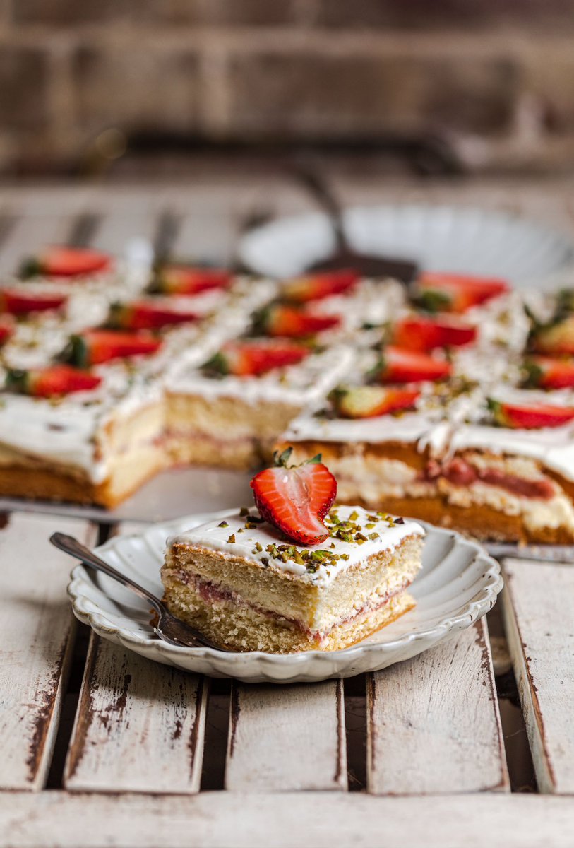 KurtoshAus's tweet photo. Strawberry and Pistachio Sponge Cake #celebrationcake #eventcake #birthdaycake https://t.co/cbynPw4ENt
