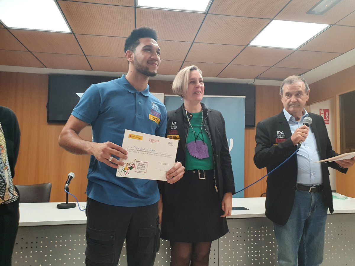CEFIRE_FP_ERE's tweet photo. Ahir van finalitzar les competicions de #CVSkills de refrigeració al @Canastell 
🥇Osama Amal @IES_Gran_Via 
🥈Thomas Muelas @Canastell 
🥉Guilleré Lairon @fpalzira 
Enhorabona a tots i moltes gràcies als participants i patrocinadors Gases Fuensanta i @Suimther 
@GVAeducacio https://t.co/CYkDmnEkn0